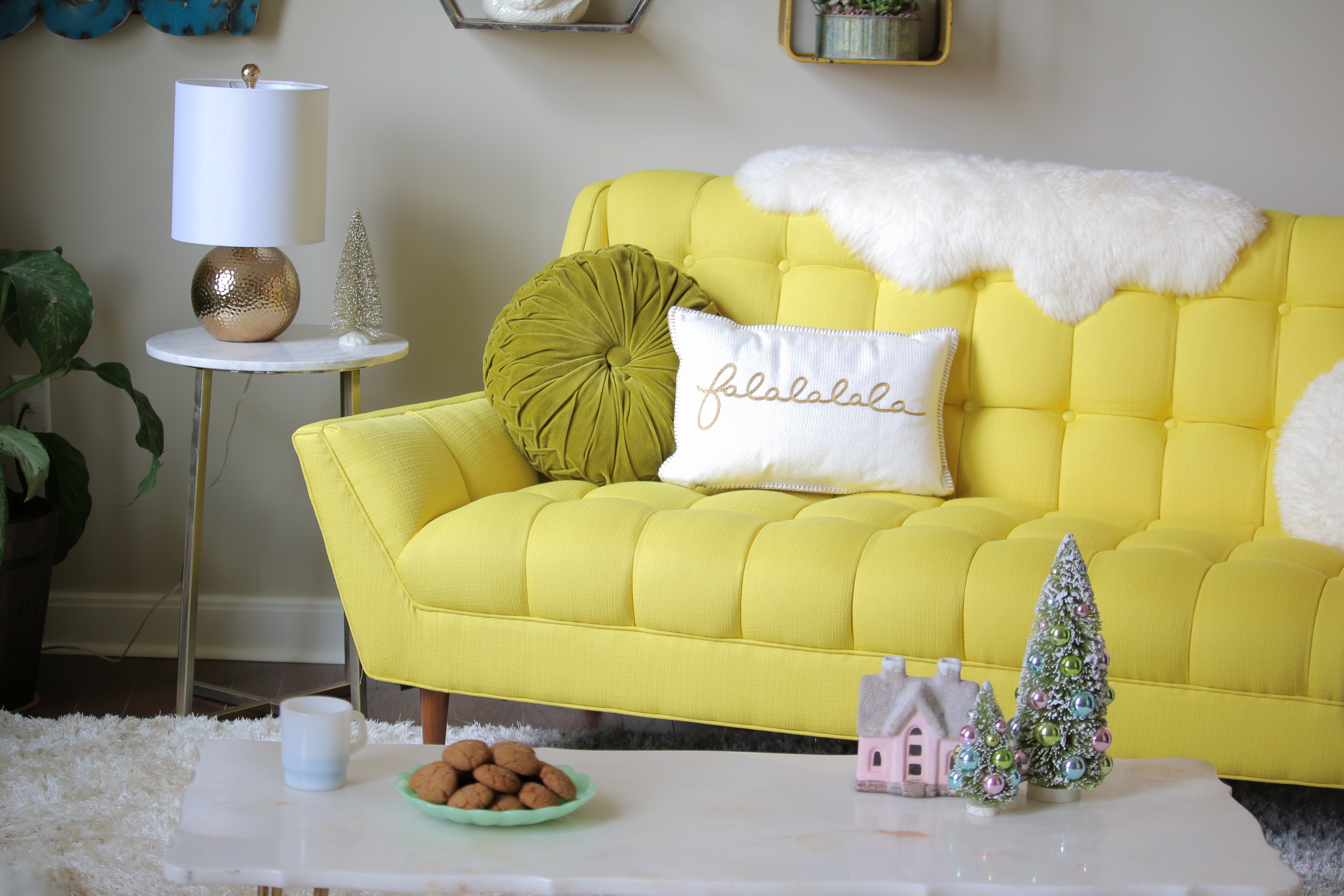 midcentury-loveseat-mrs-amber-apple-blog
